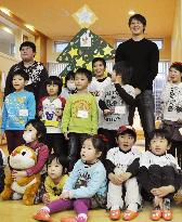 Iwakuma presents children with Christmas gifts