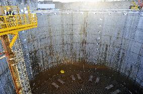 Construction of world's biggest LNG reserve tank