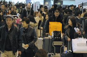 Rush of homebound travelers peaks in Haneda