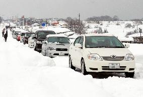 Snow hits western Japan