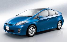 Prius marks record annual sales in Japan