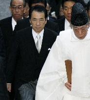 Kan visits Ise Jingu shrine