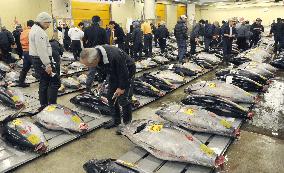 Tuna fetches record 32 mil. yen at Tokyo auction