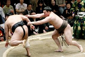 Hakuho beats Aminishiki