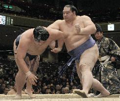 Kaio beats Yoshikaze