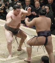 Hakuho beats Tochiozan