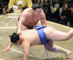 Hakuho still spotless at New Year sumo