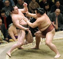 Kisenosato stops Hakuho again