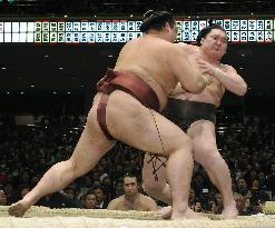 Kisenosato stops Hakuho again