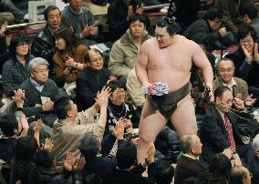 Hakuho wins 6th straight title