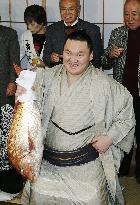 Hakuho wins 6th straight title