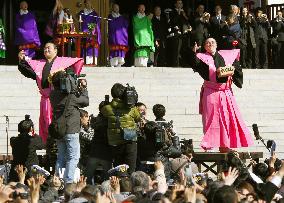 Sumo wrestlers throw beans amid scandal