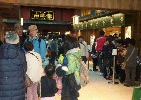 Haneda's int'l terminal attracting tourists