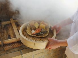 Steaming cuisine at low temperature in Beppu