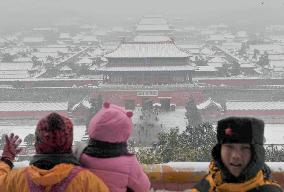 First snow of season comes late in Beijing