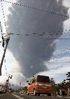 Shinmoe Peak erupts again