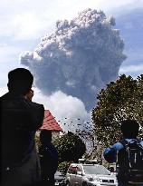 Shinmoe Peak erupts again