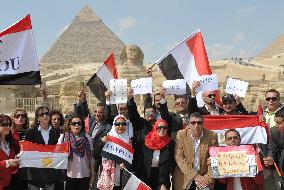 Egypt courts tourists