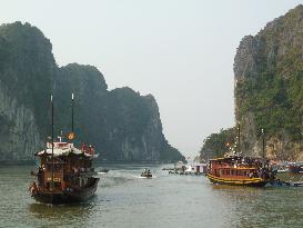 Vietnam tour boat sinks