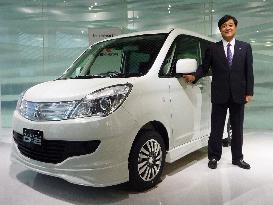 New M'bishi Motors minivan