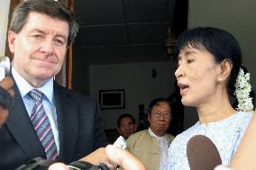 Suu Kyi, ILO's Ryder meet over labor conditions