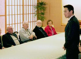 Maehara apologizes to former Australian POWs