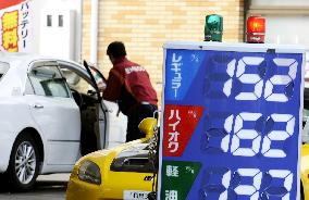Average gasoline price tops 140 yen in Japan