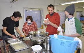 Foreign teachers engage in volunteer work at shelter
