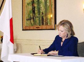 Clinton signs condolence book
