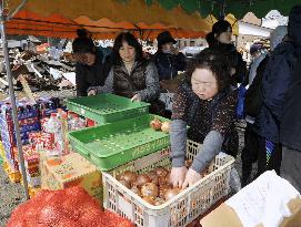 'Outdoor supermarket' in quake-hit town