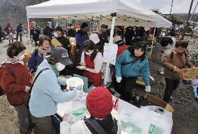 'Outdoor supermarket' in quake-hit town