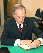 N.Y. mayor Bloomberg signs condolence book for quake victims