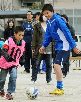 Matsui encourages children from quake-hit area