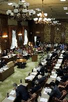 Lighting reduced for Diet session