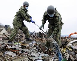 Search for quake victims in Ishinomaki