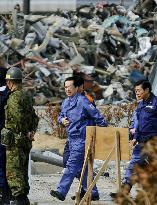 Kan visits tsunami-devastated area