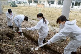 Kobe students help clear rubble at tsunami-hit area