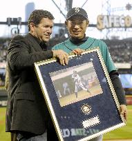 Ichiro celebrates new record