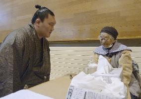 Hakuho visits Fukushima shelter