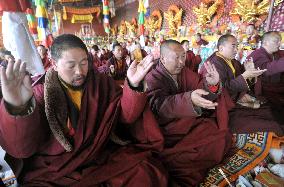 Tibetan monks pray for quake victims in China, Japan