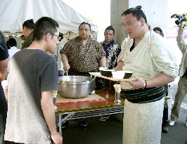 Hakuho serves hot pot dish to evacuees in Tokyo