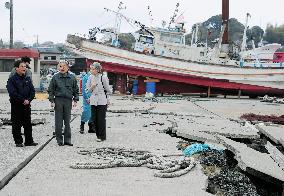 Emperor visits quake-hit Ibaraki Pref.