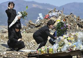 Teachers offer flowers at tsunami-hit elementary school