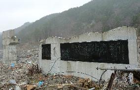 Monument for poet Miyazawa survives tsunami
