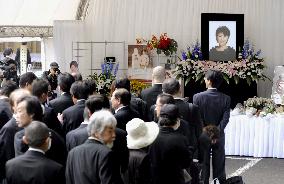 Fans bid farewell to ex-Candies member Tanaka