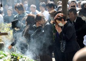 Tsunami survivors mourn for victims
