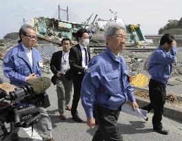 Reconstruction panel head visits Fukushima