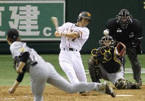 Giants' Ogasawara reaches 2,000th career hit