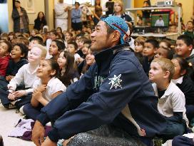 Mariners' Ichiro visits elementary school