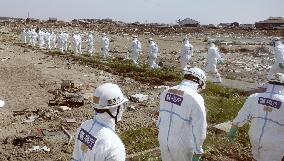 Search for tsunami victims in no-entry zone
